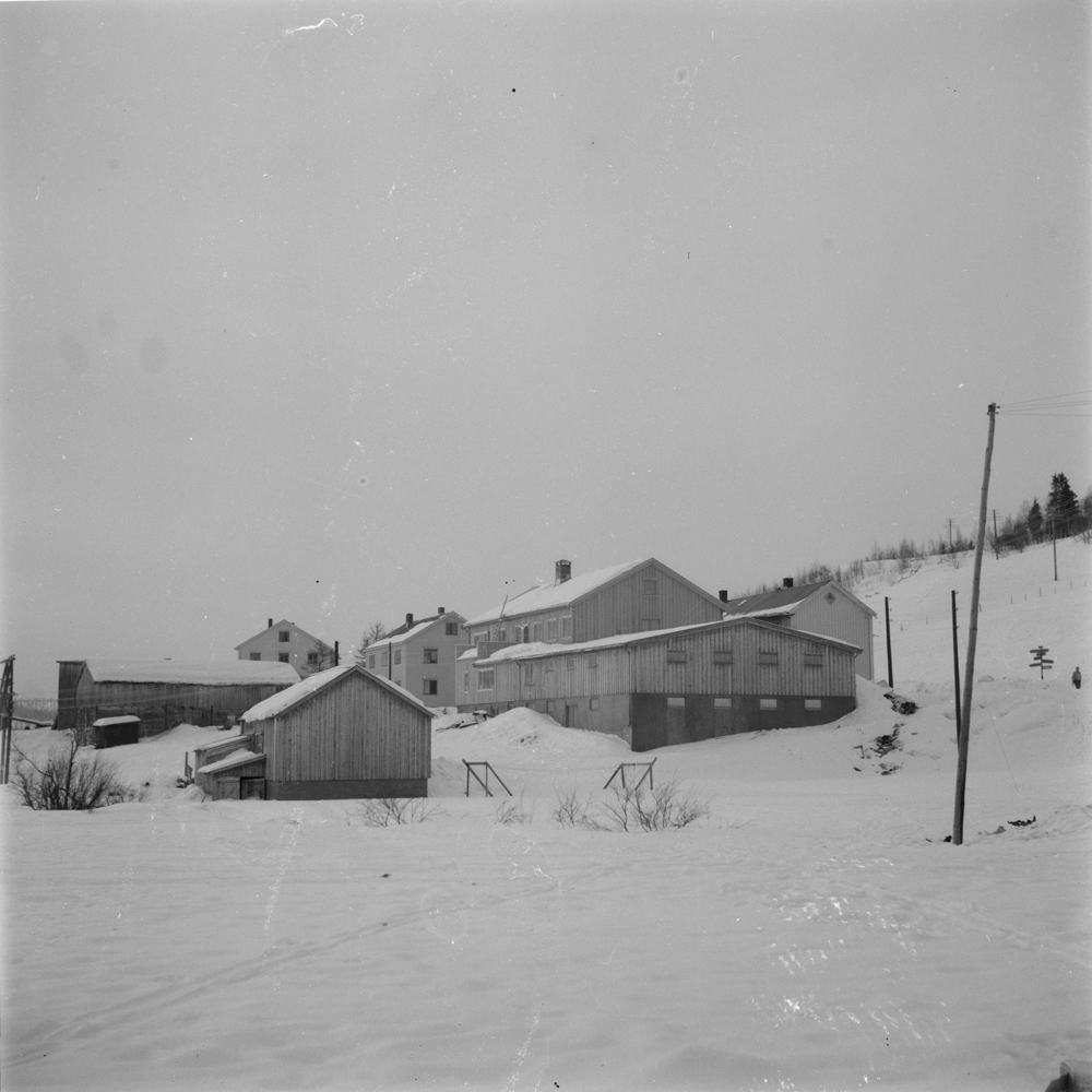Samvirkelaget i Hattfjelldal og noe av bebyggelsen. Vinter