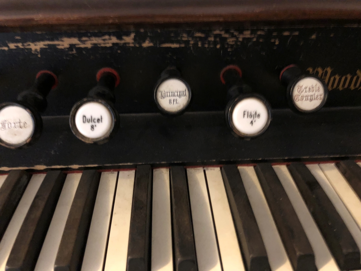 Orgel med pedaler til å pumpe luft. Til kirke, bedehus o.l.