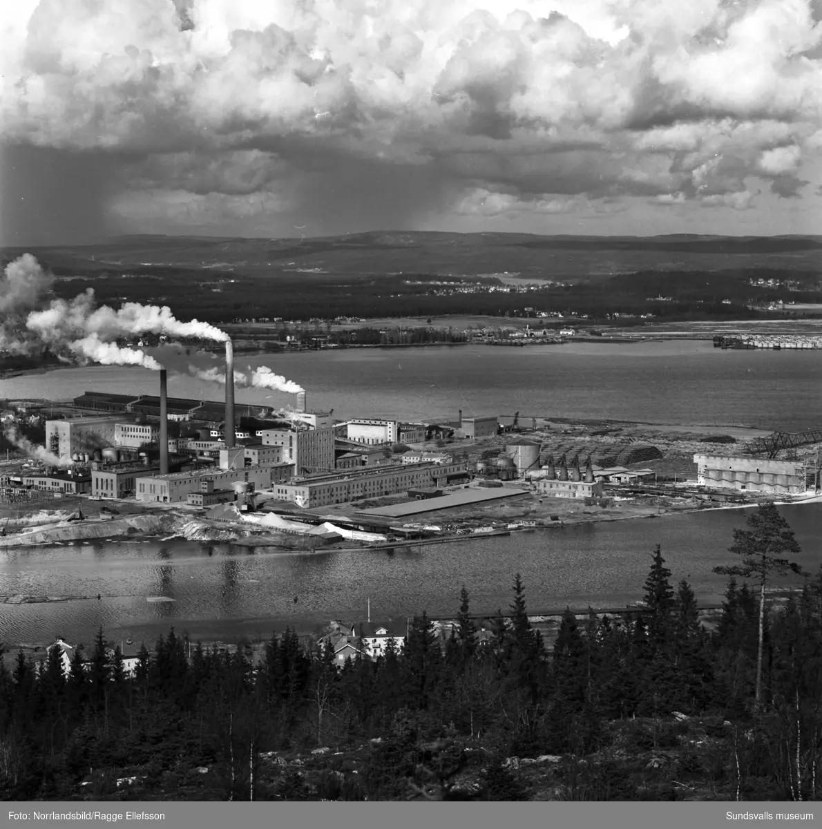 En serie bilder tagna från Skönviksberget norrut med bland annat fabrikerna i Östrand, Vivstavarv och Fagervik.