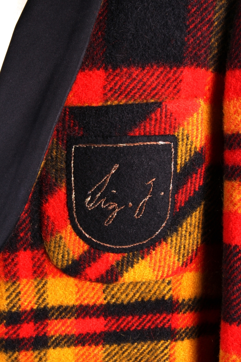 Røkejakke i rutete ull tweed med påsydd monogram på brystlommen.