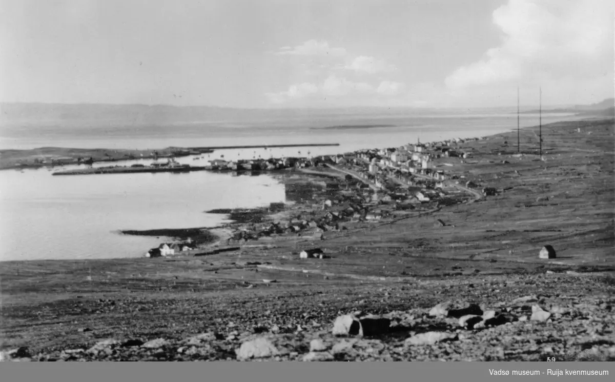 Vadsø sett fra øst fra Melkevarden ca 1930--1944.