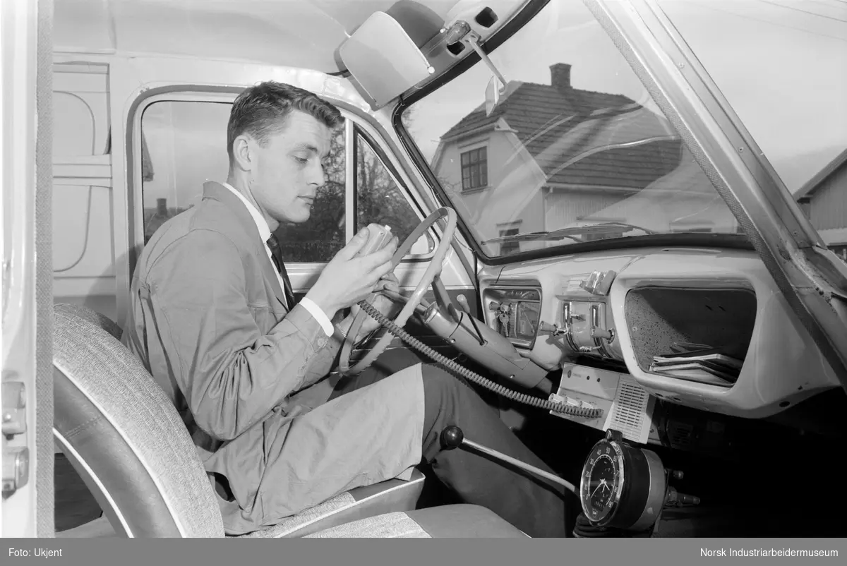 Innsiden av bil med radio og mannlig sjåfør