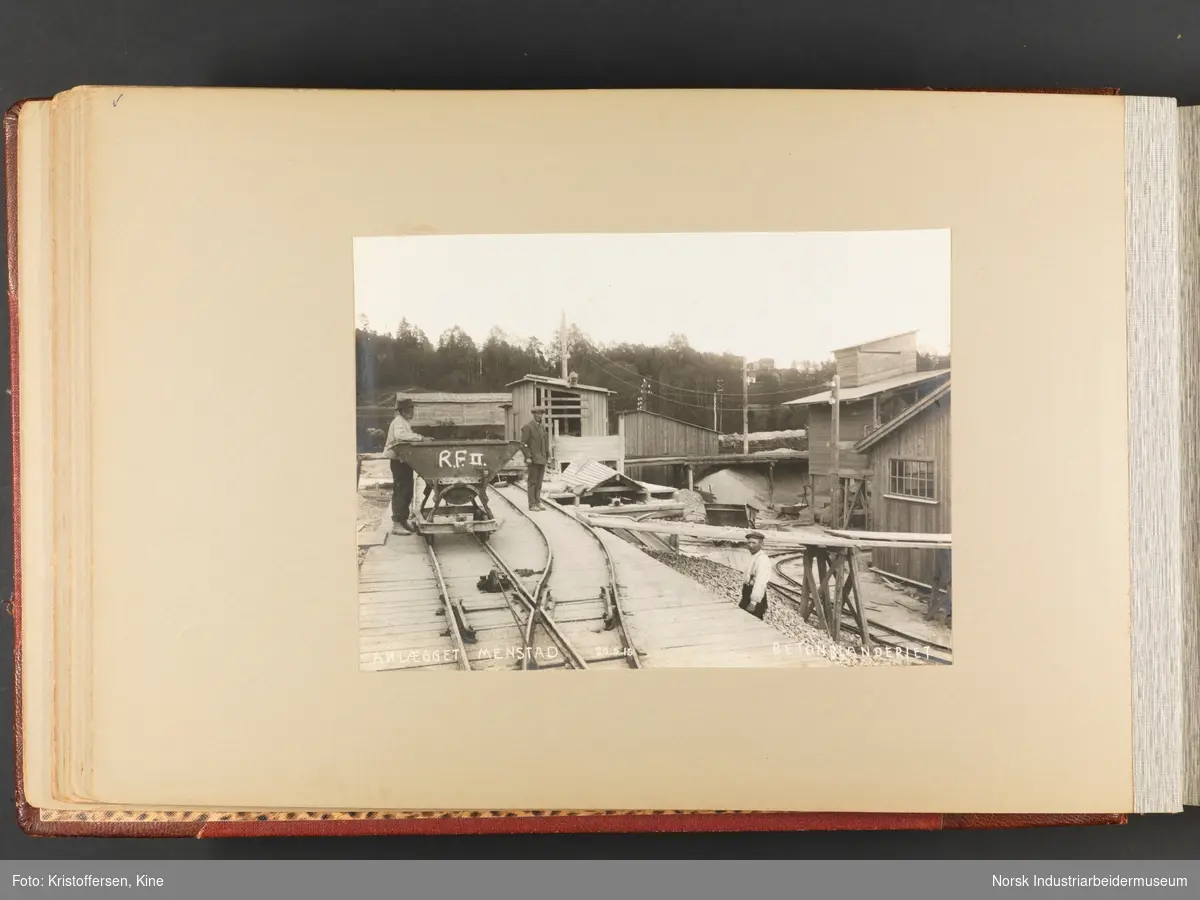 Fotoalbum med 100 sider og 53 innlimte fotografier fra Menstad i Skien