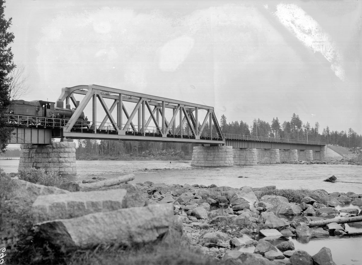 Bro över Ångermanälven vid Meselefors.