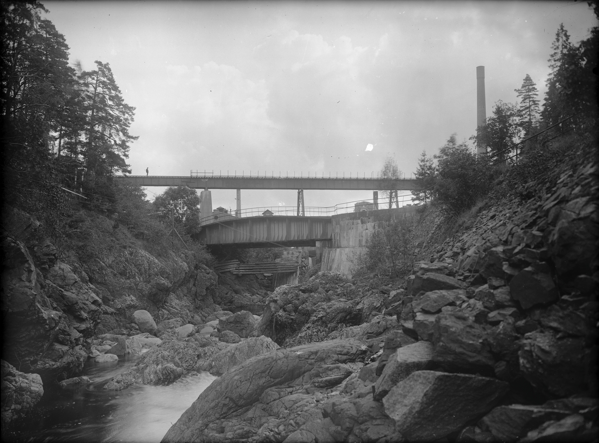 Järnvägsbro över akvedukten
Järnvägsbron tillhör Dal-Västra Värmlands Järnväg och byggdes klar 1925. Vägbron (Håverudsbron) är från 1987 och ersatte en äldre liknande bro från 1938