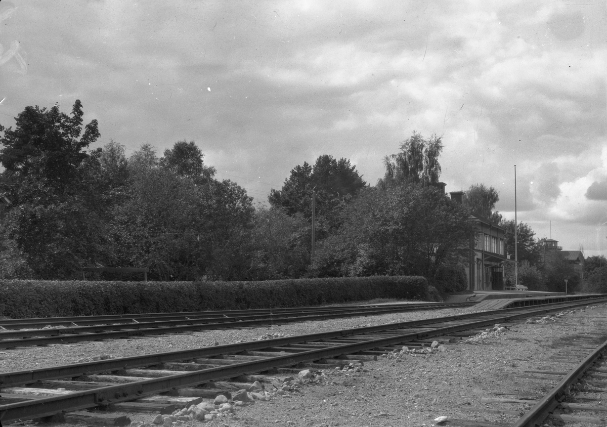 Bangård och trädgård vid Delsbo järnvägsstation. Stationshuset syns till höger i bild. Stationen byggdes av SJ 1888.