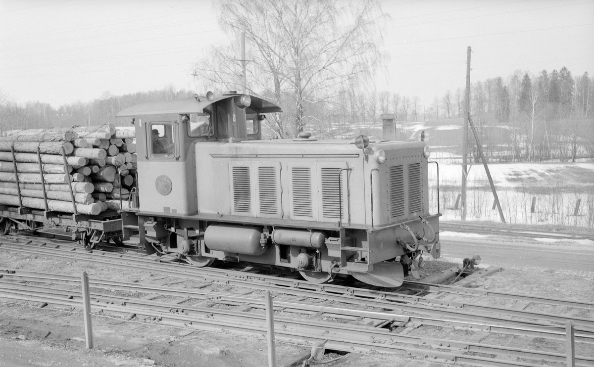 Dala - Ockelbo - Norrsundets Järnväg, DONJ, diesellok 4 "Wij" med timmervagn.