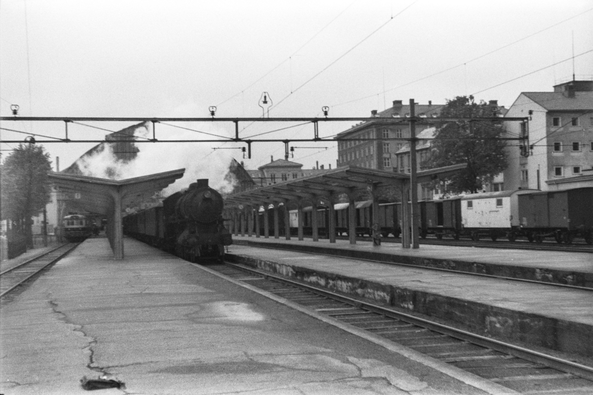 Damplokomotiv type 31a nr. 285 med persontog på Bergen stasjon. Til venstre motorvogn type Bmdo 88 med ekspresstog til Oslo Ø.