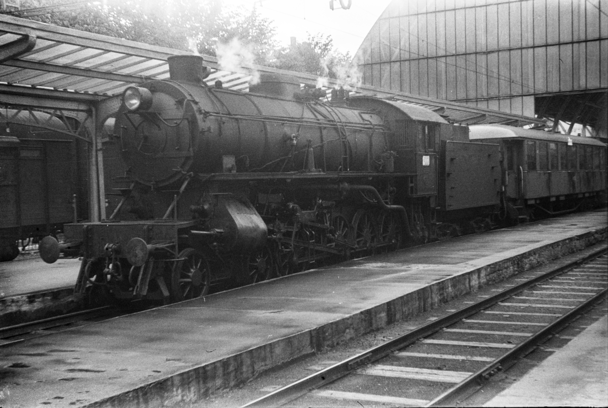 Damplokomotiv type 31a nr. 285 med lokaltog til Nesttun på Bergen stasjon.