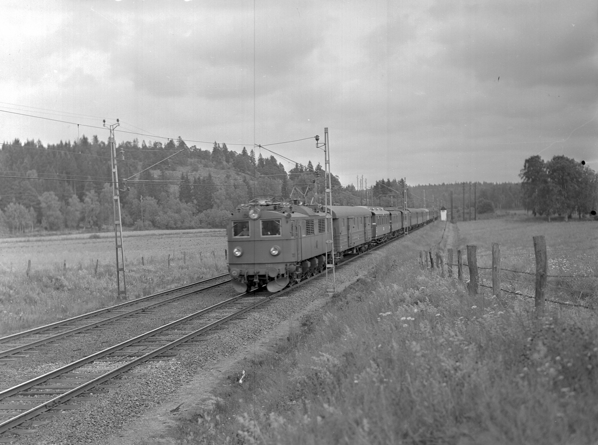Ellok SJ F 701. Tåg mellan Östertälje och Rönninge.