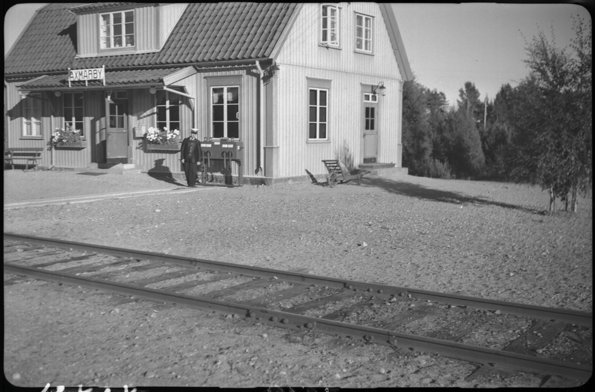 Stationsinspektor vid Axmarby station. Bilden möjligen tagen i samband med installationen av ställverket.