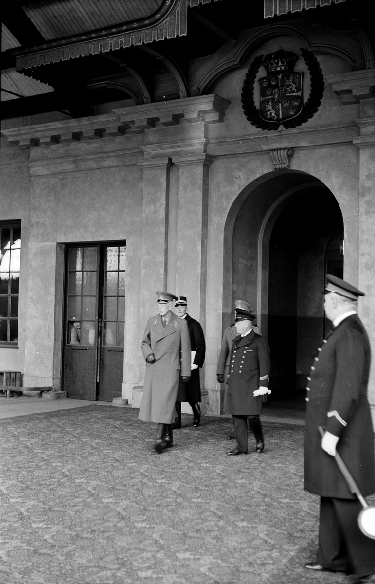 Gustav V på väg ut från Kungliga väntsalen.