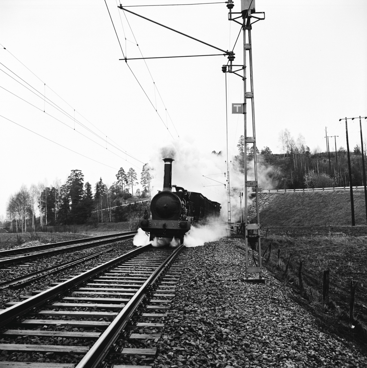 Historiska tågets resa från Stockholm till Göteborg för invigningen av Tåg 62. Sträckan Södertälje-Gnesta. SJ B 3 "Prins August". KHJ CD 13. SJ C 182. SJ AB 289. SJ A 103. SJ C2b 329
