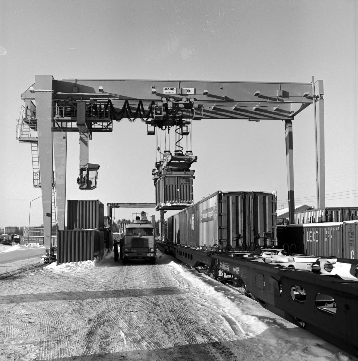 Containertravers, som lastar mellan lastbil och godsvagn.