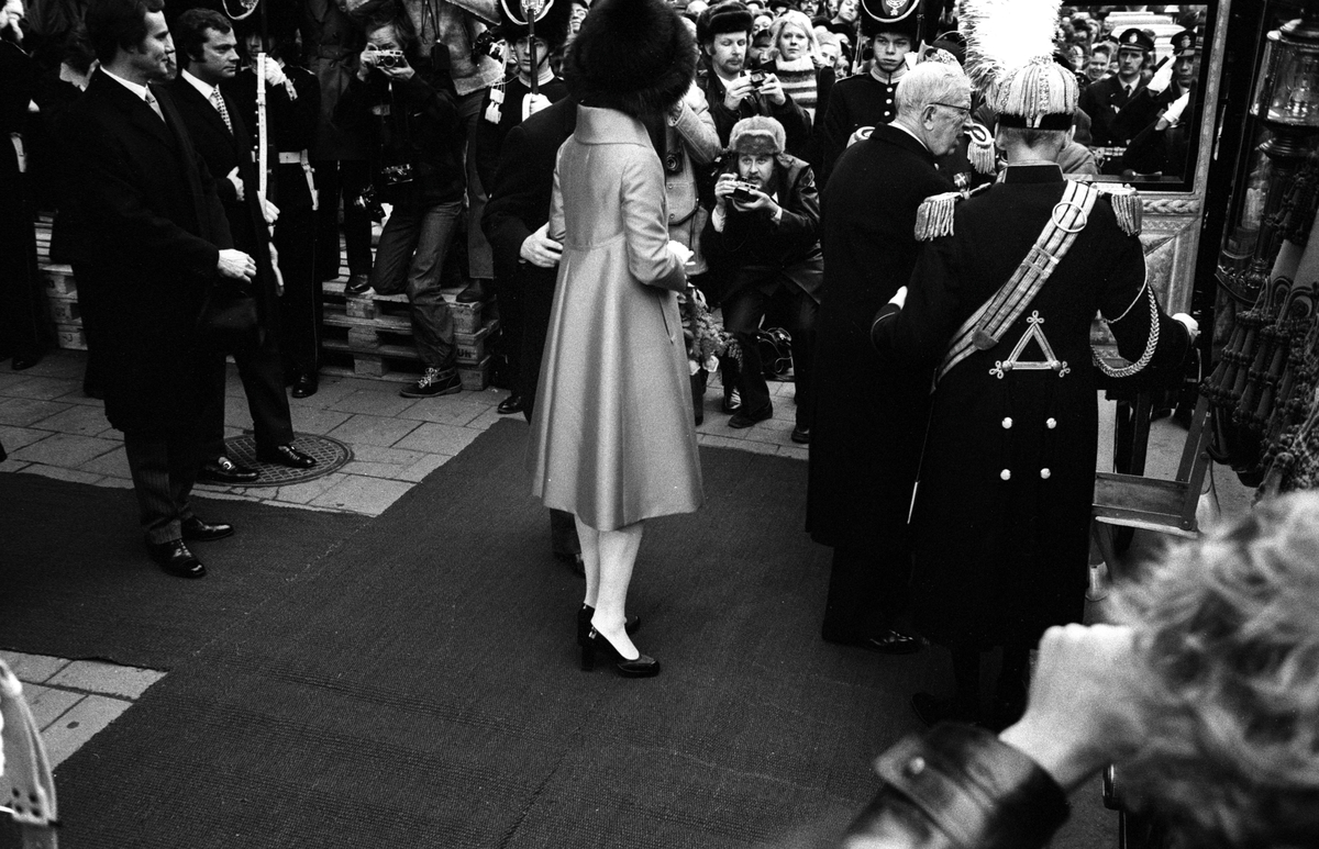 Drottning Margrethe II av Danmark ankommer Centralstationen. Till vänster i bild prins Henrik och kronprins Carl Gustaf