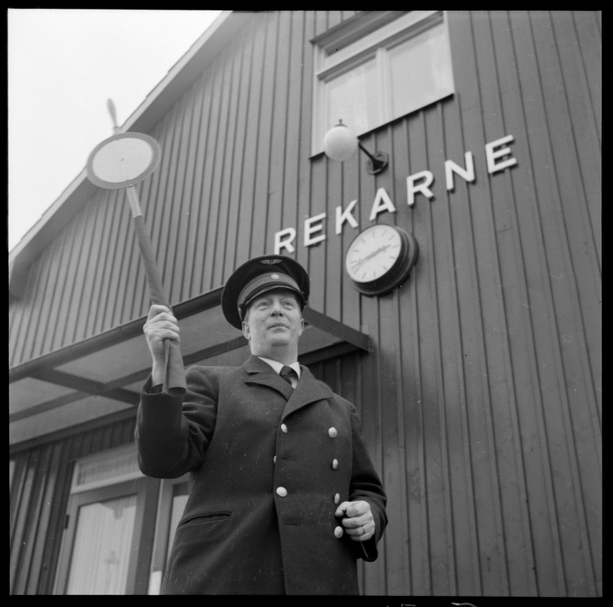 Stationsföreståndare Roos ger avgångsignal på Rekarne station.