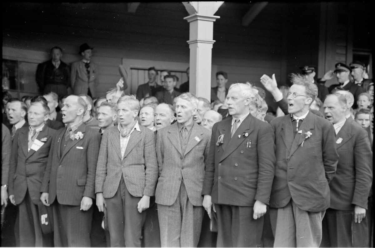 Norska krigsfångar, frigivna från det nazistiska interneringslägret Grini efter Tysklands kapitulation. Här vid Charlottenberg station.