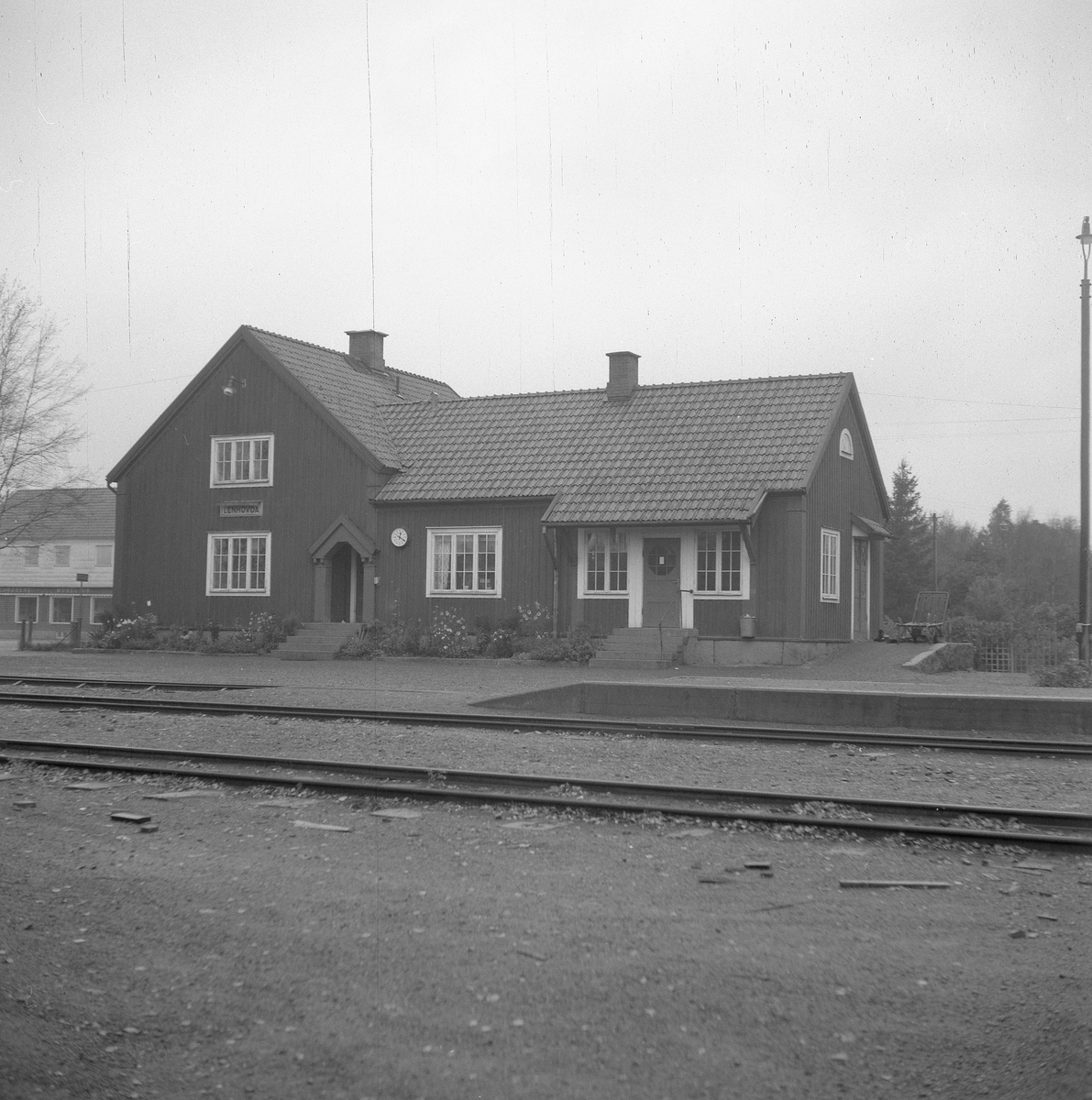 Station anlagd 1922. Envånings stationshus i trä, byggt i vinkel. Tjänstelokal och lägenhet renoverades 1944, samtidigt tillbyggdes magasinet