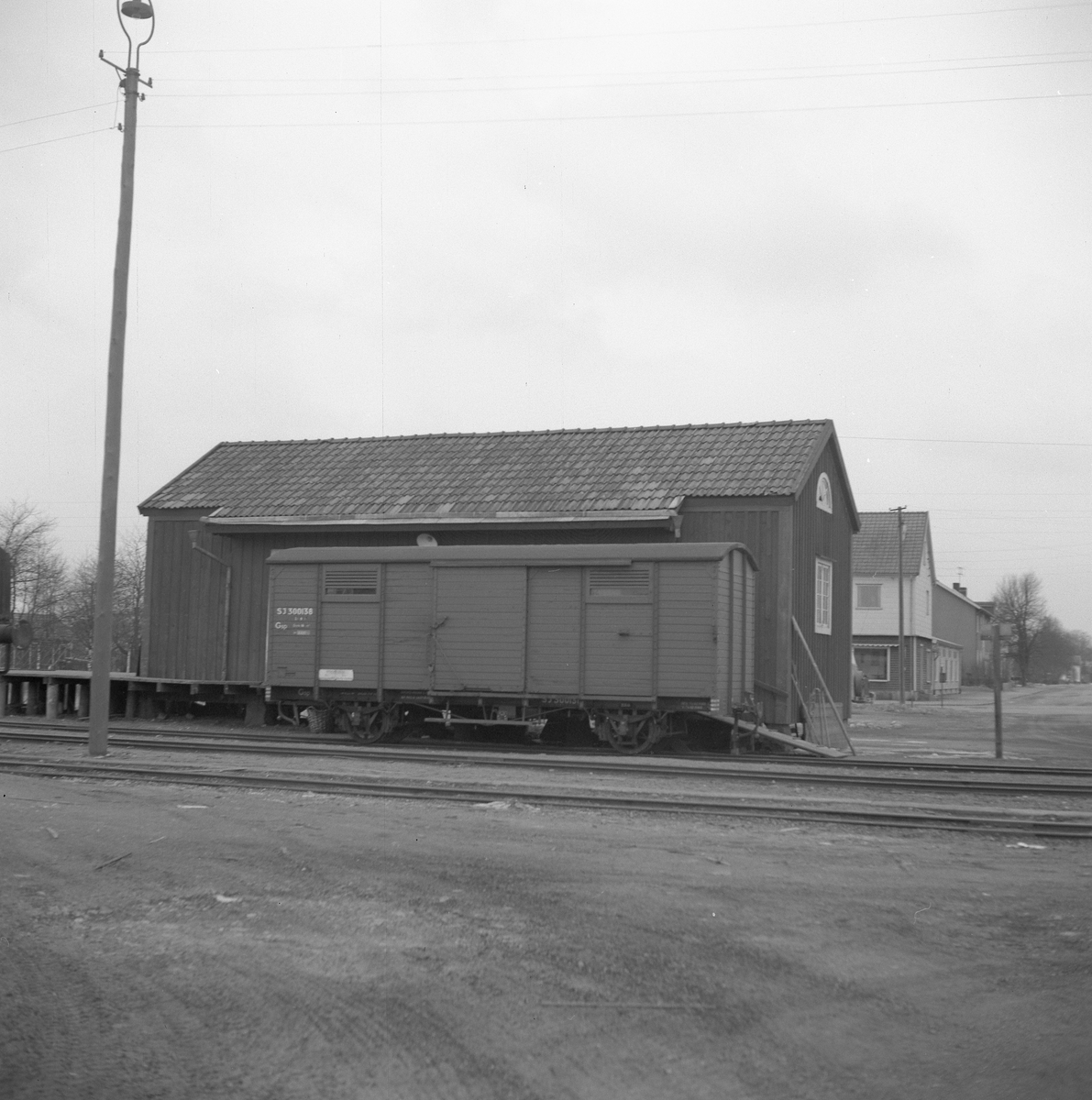 Statens Järnvägar, SJ Gsp 300138.
Station anlagd 1922. Envånings stationshus i trä, byggt i vinkel. Tjänstelokal och lägenhet renoverades 1944, samtidigt tillbyggdes magasinet
