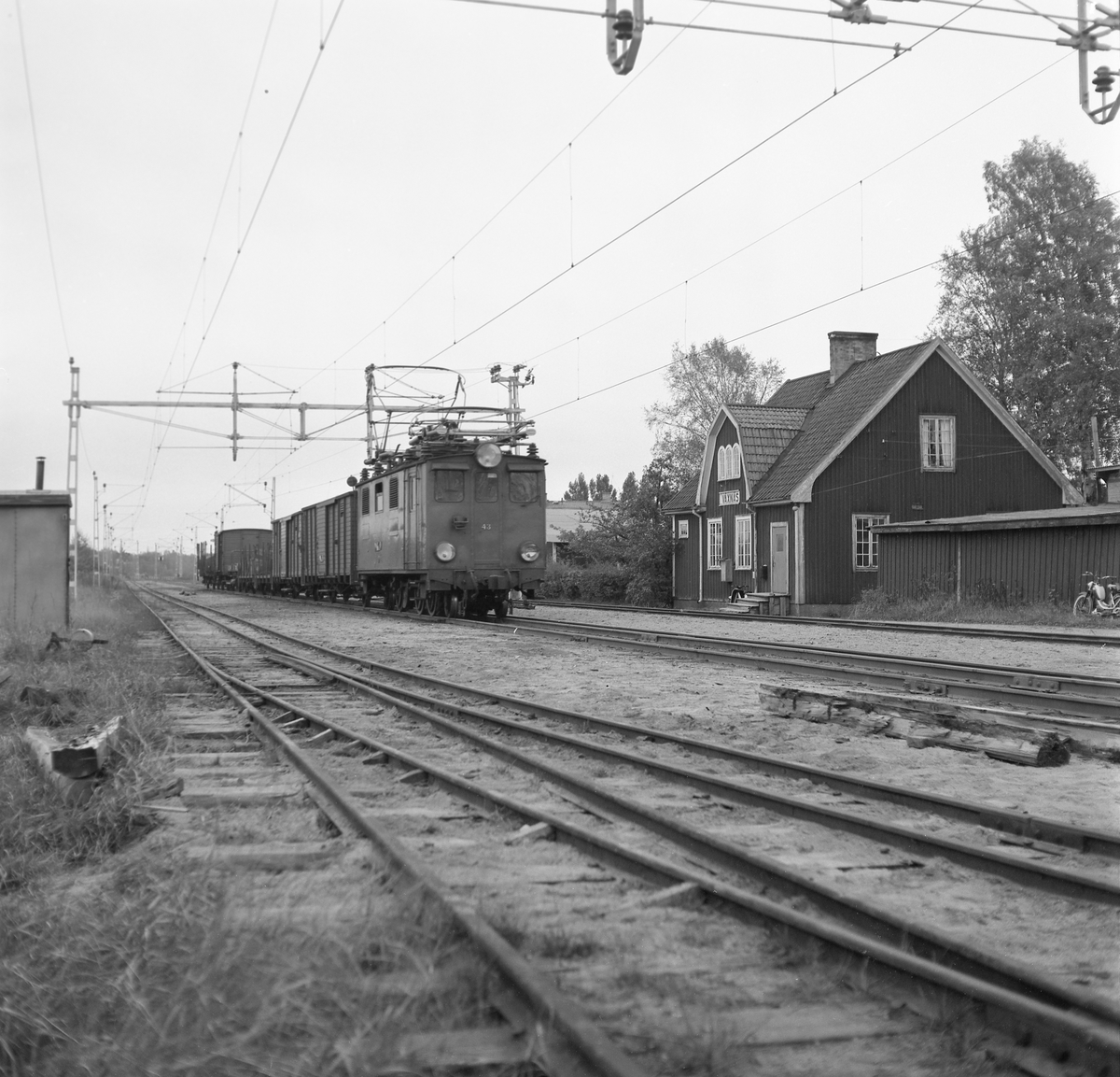 Nordmark - Klarälvens Järnäg, NKlJ ellok 43 med godsvagnar vid Våxnäs station.