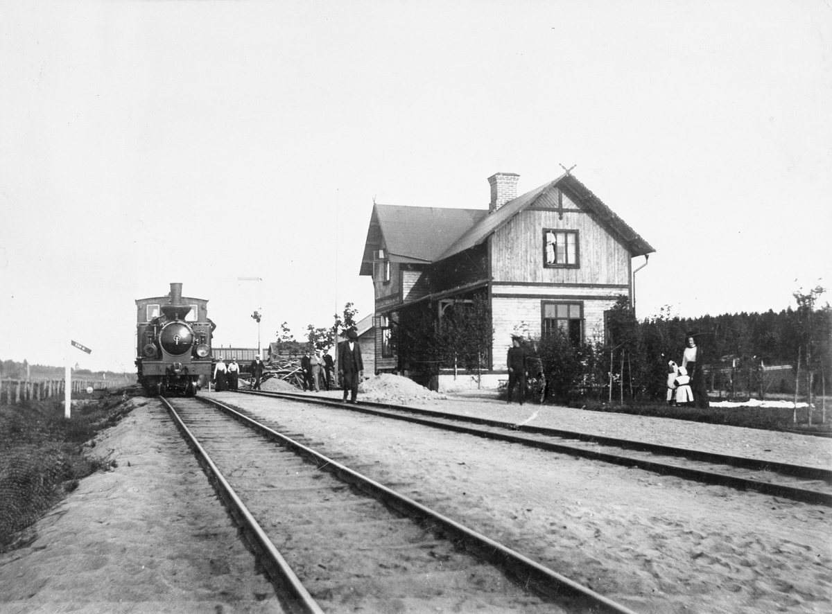 NHJ , Norra Hälsinglands Järnvägs lok
Öppnad 13/12 1896. Bispår till Yttre hamnen (O). En- och en halv vånings stationshus i trä .