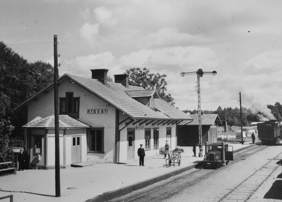 Ryssby station. Bilden är tagen i riktning mot Vislanda och visar bland annat Karlshamn-Vislanda-Bolmens Järnväg, KVBJ inspektionsbil. Bakom den står ett blandat tåg med ett av banans tanklok som dragkraft.