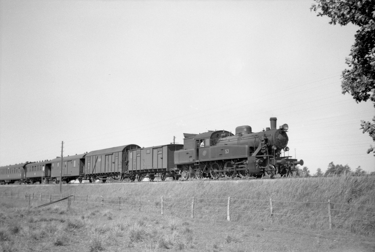 Statens Järnvägar SJ S1 1912 med blandat tåg.