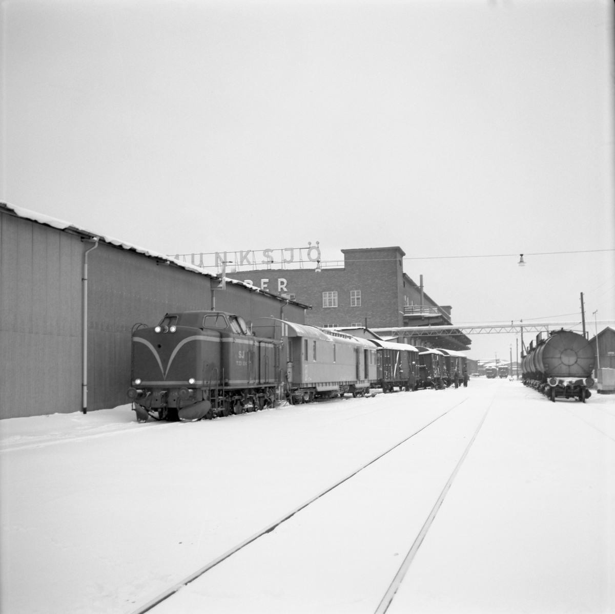 Statens Järnvägar, SJ T23 124 med tåg. Järnvägsmuseet / DigitaltMuseum