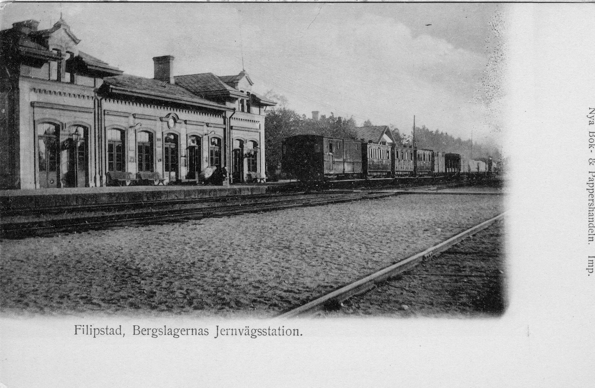 Järnvägsstation i Filipstad
Stationshuset byggdes 1876, tillbyggd och renoverad 1907-1908.
Vid järnvägsspåret mellan Persberg-Filipstad och Daglösen