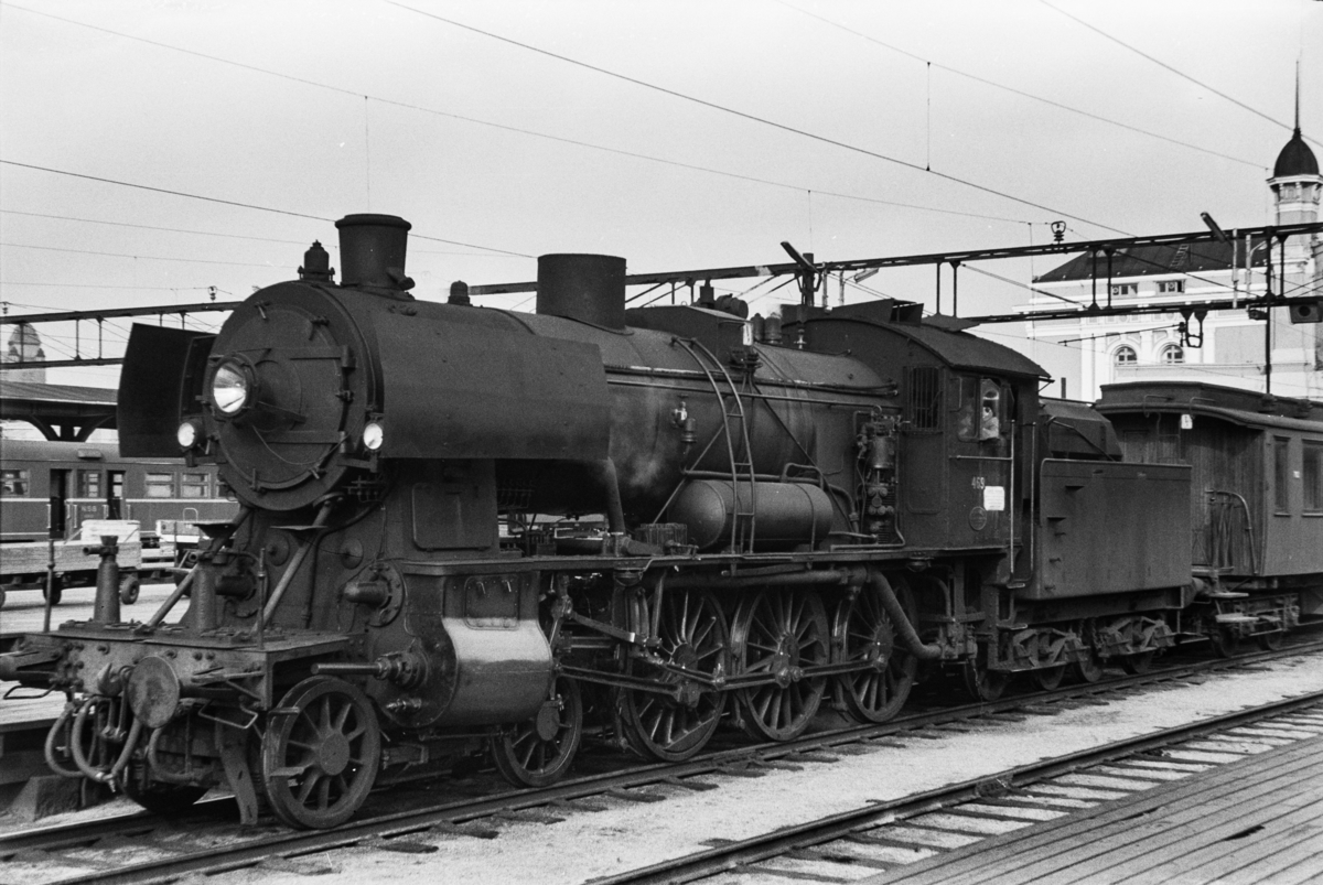 Damplokomotiv type 30c nr. 469 med persontog på Oslo Østbanestasjon.