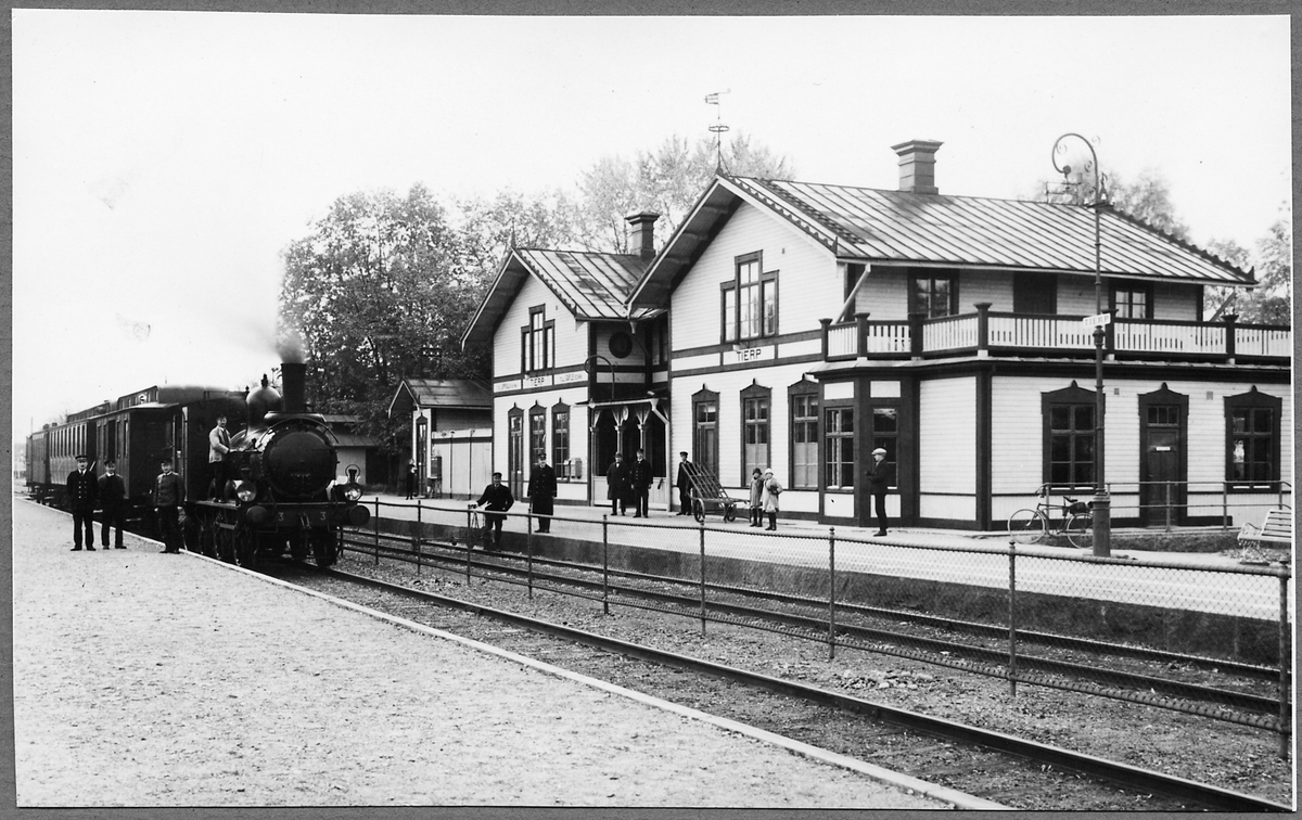 Uppsala - Gävle Järnväg, UGJ A 3 "Snäll" på stationen i Tierp.