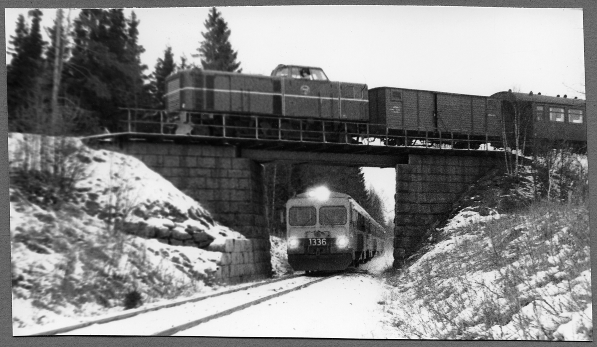 Statens Järnvägar, SJ YF1 1336 på linjen mellan Hultsfred och Målilla. Statens Järnvägar, SJ Tp på viadukten på linjen mellan Hultsfred och Gårdveda.