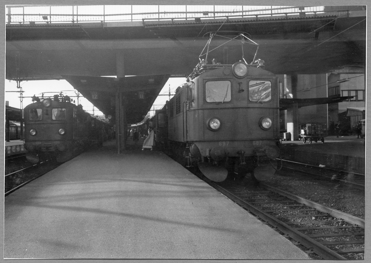 Statens Järnvägar, SJ F 696 med expresståget "Smålänningen" samt SJ F 697 med expresståget "Göteborgaren" inne på Stockholm Central.