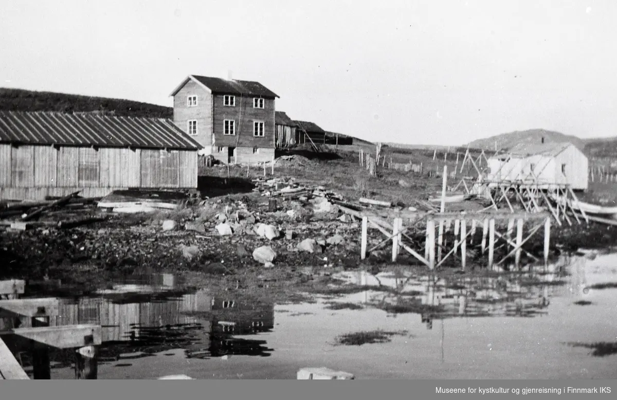 Sarnes. Gjenreisning. Brakker, ødelagte kaier og et ferdighus i midten. 1946-1950.