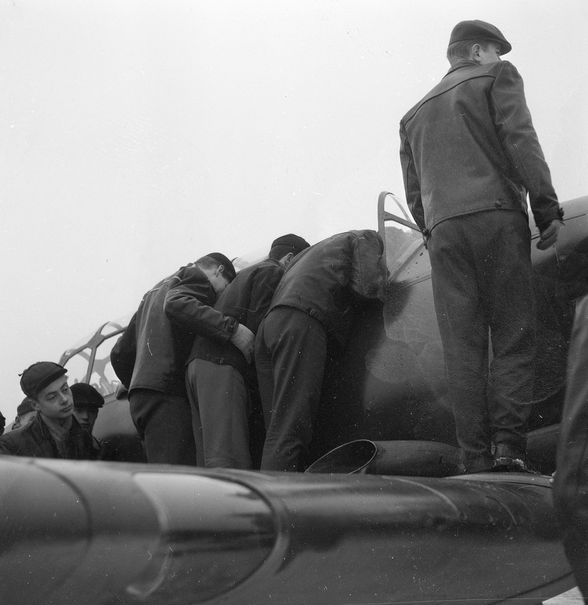 Friluftsdag på flygfältet.
20 december 1957.