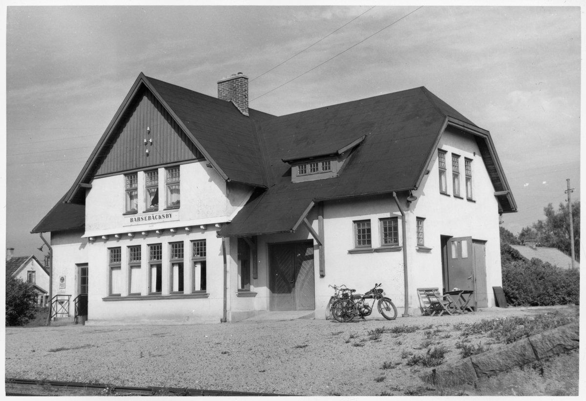 Kävlinge - Barsebäcks Järnväg, KjBJ, Barsebäckshamn station öppnad 1907. Då byggdes en- och en halv vånings putsad stationshus och mekanisk växelförregling med kontrollås. Stationen nedlagd 1954.