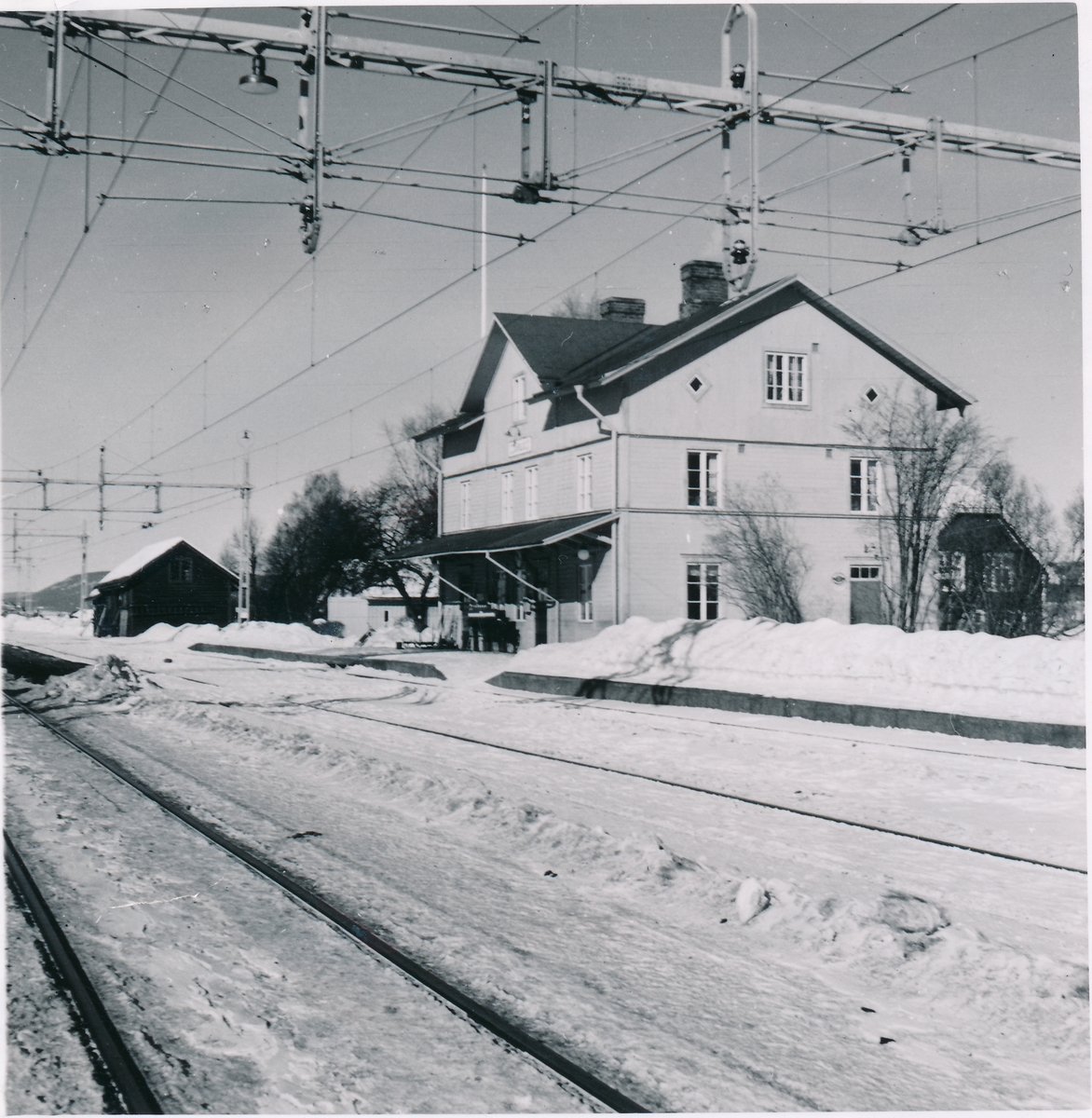 Trafikplats anlagd på 1880-talet. Tvåvånings stationshus i trä. Mekanisk växelförregling. Eldrift 1936.