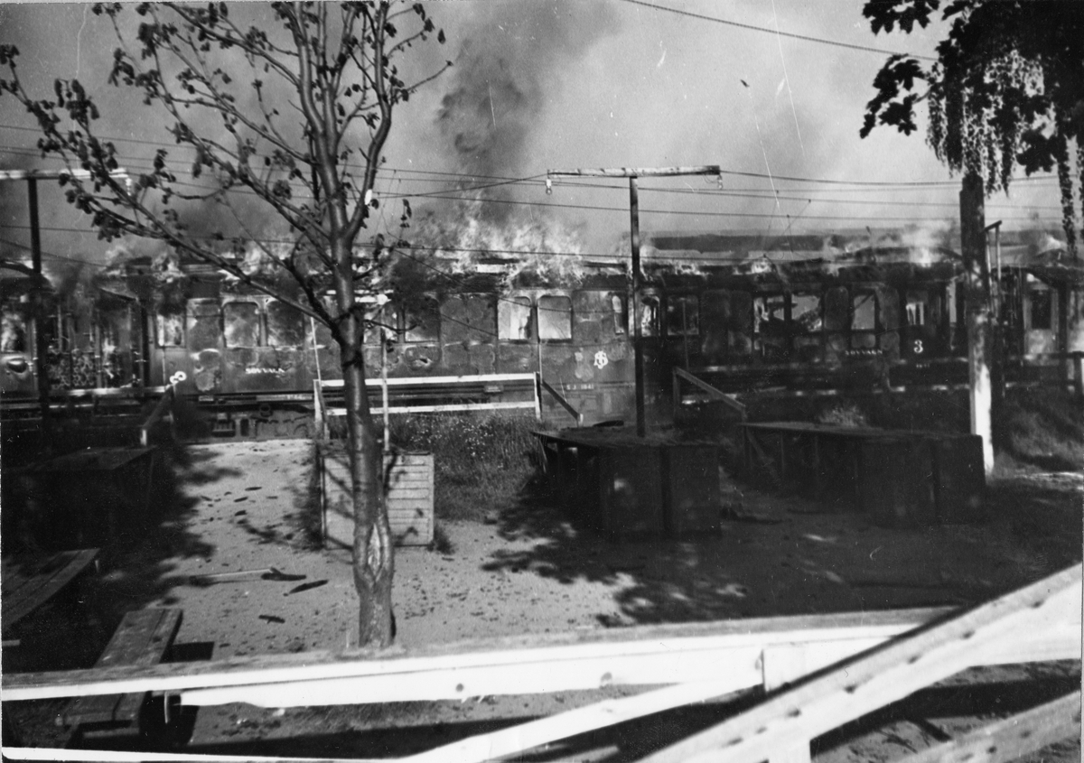 Personvagnar i brand efter explosionen av ett tysk ammunitionståg på Avesta Krylbo station.