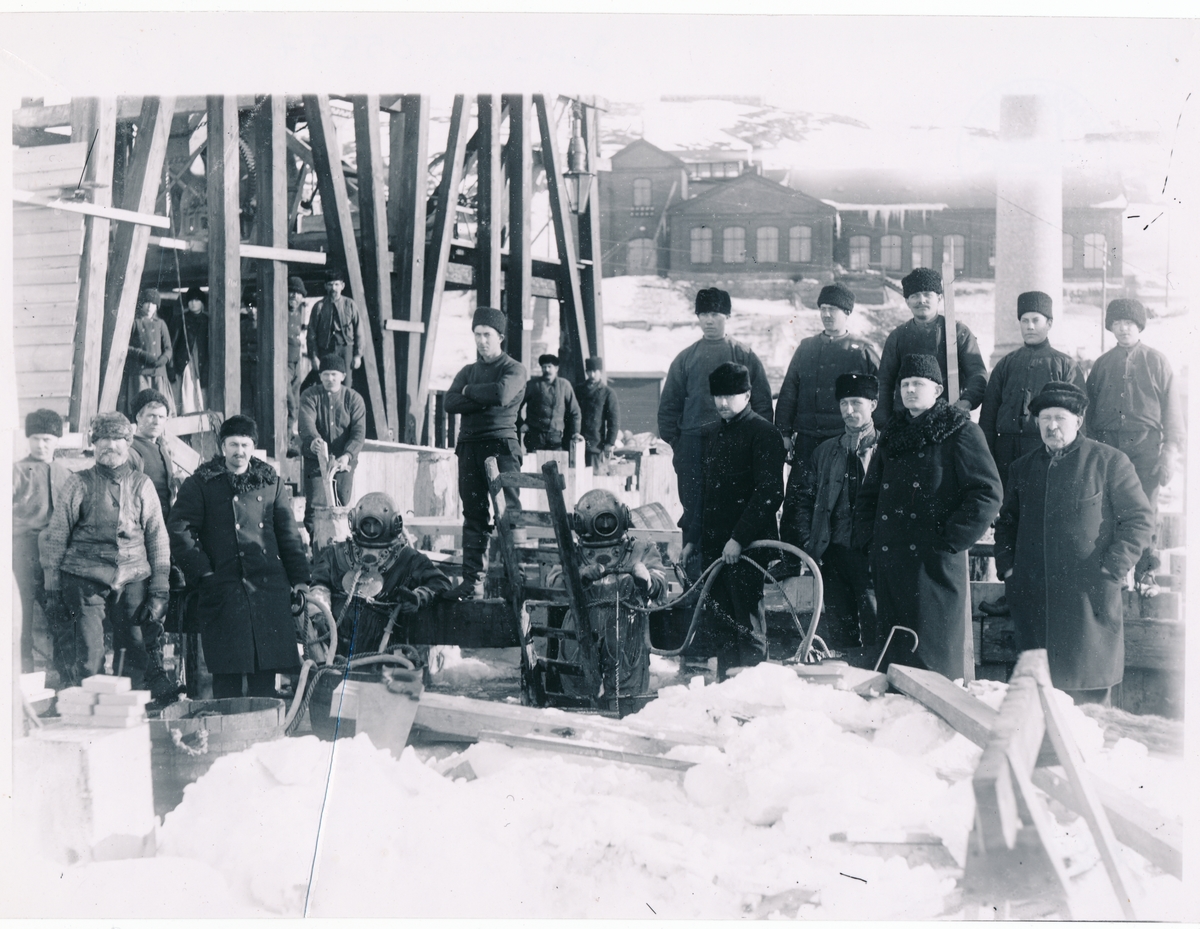 Malmviadukterna byggs om på Svartån invid Luleå station. Vintern 1906-1907. Dykararbete.