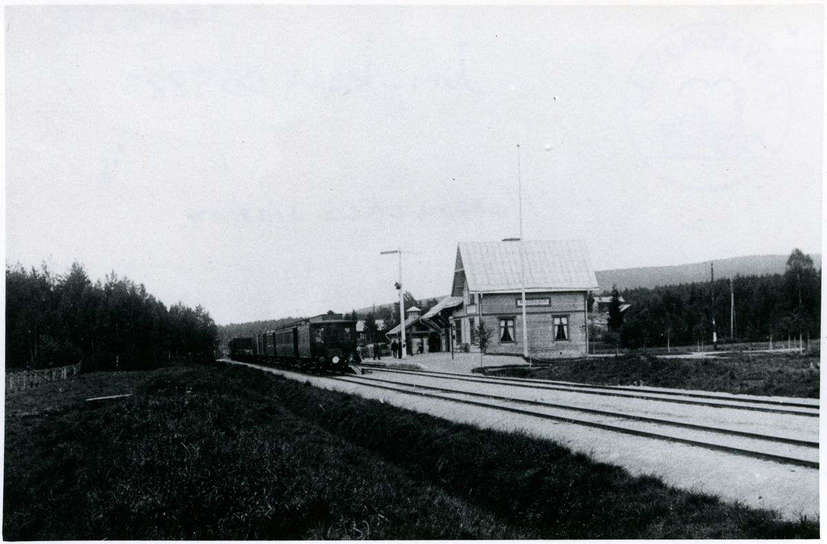 Trafikplats anlagd 1898 och öppnad 15 januari 1900. Stationshus i trä, restaurerat 1949.