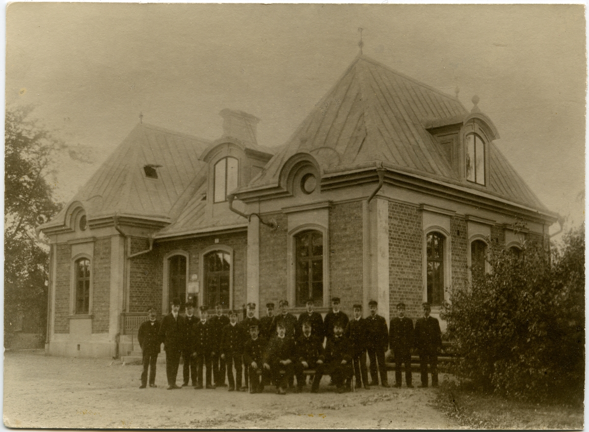 Norrtulls station.
Personalen samlad framför stationsbyggnaden.
Stationen revs i September 1923.
