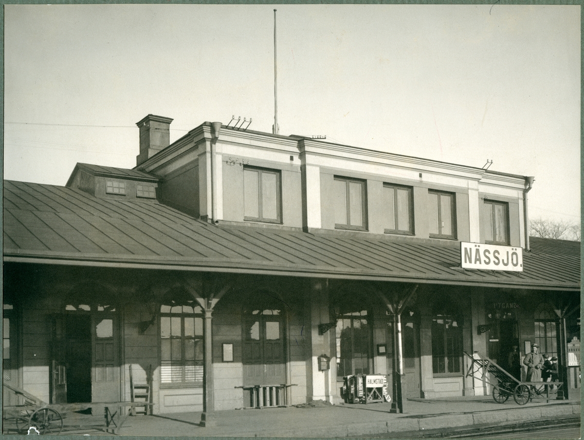 Påbyggnad och förändring av stationshuset i Nässjö år 1915. Stationshuset från tågsidan.
