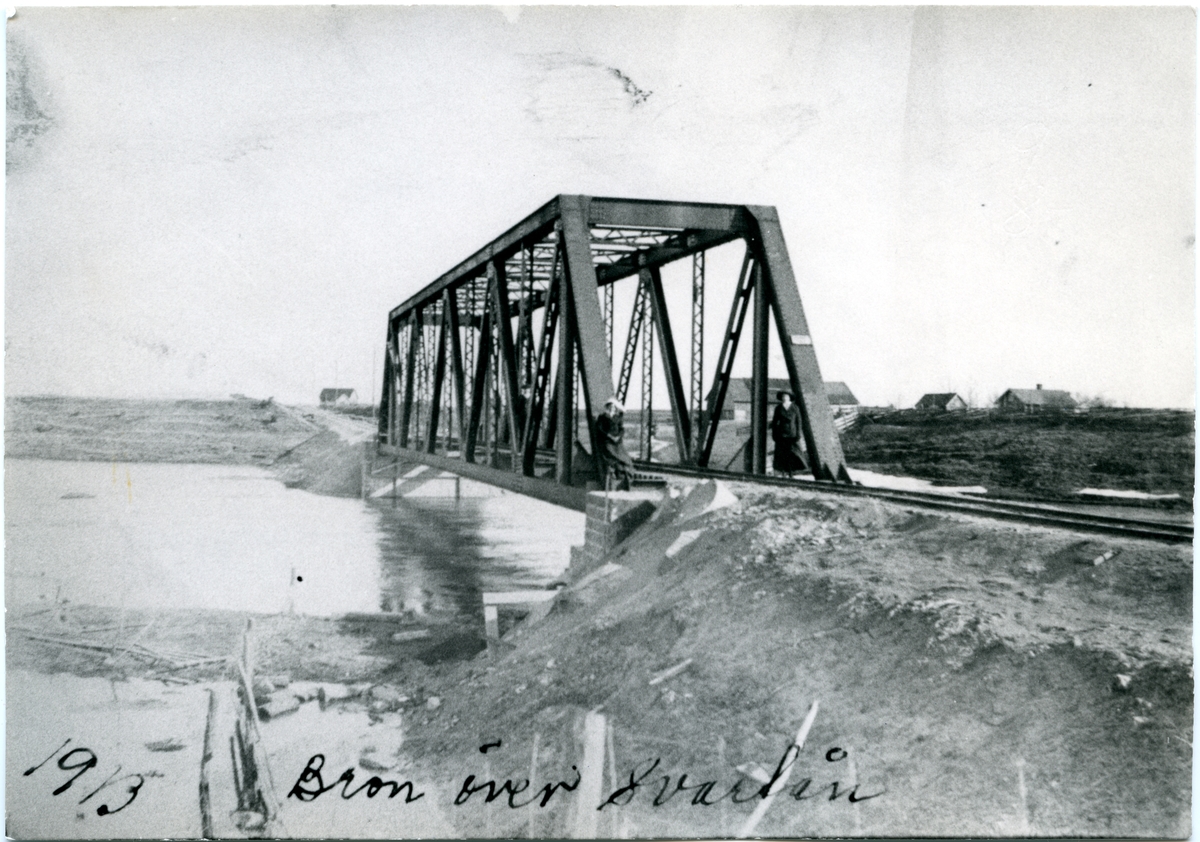 Bron över Svartån i början av 1913. Till vänster om bron syns den nybyggda Brynstorps banvaktstuga.