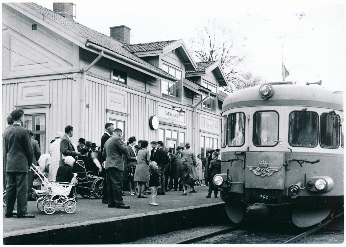 Statens Järnvägars rälsbuss, SJ YBo6 762, under uppehåll på Svenljunga station.