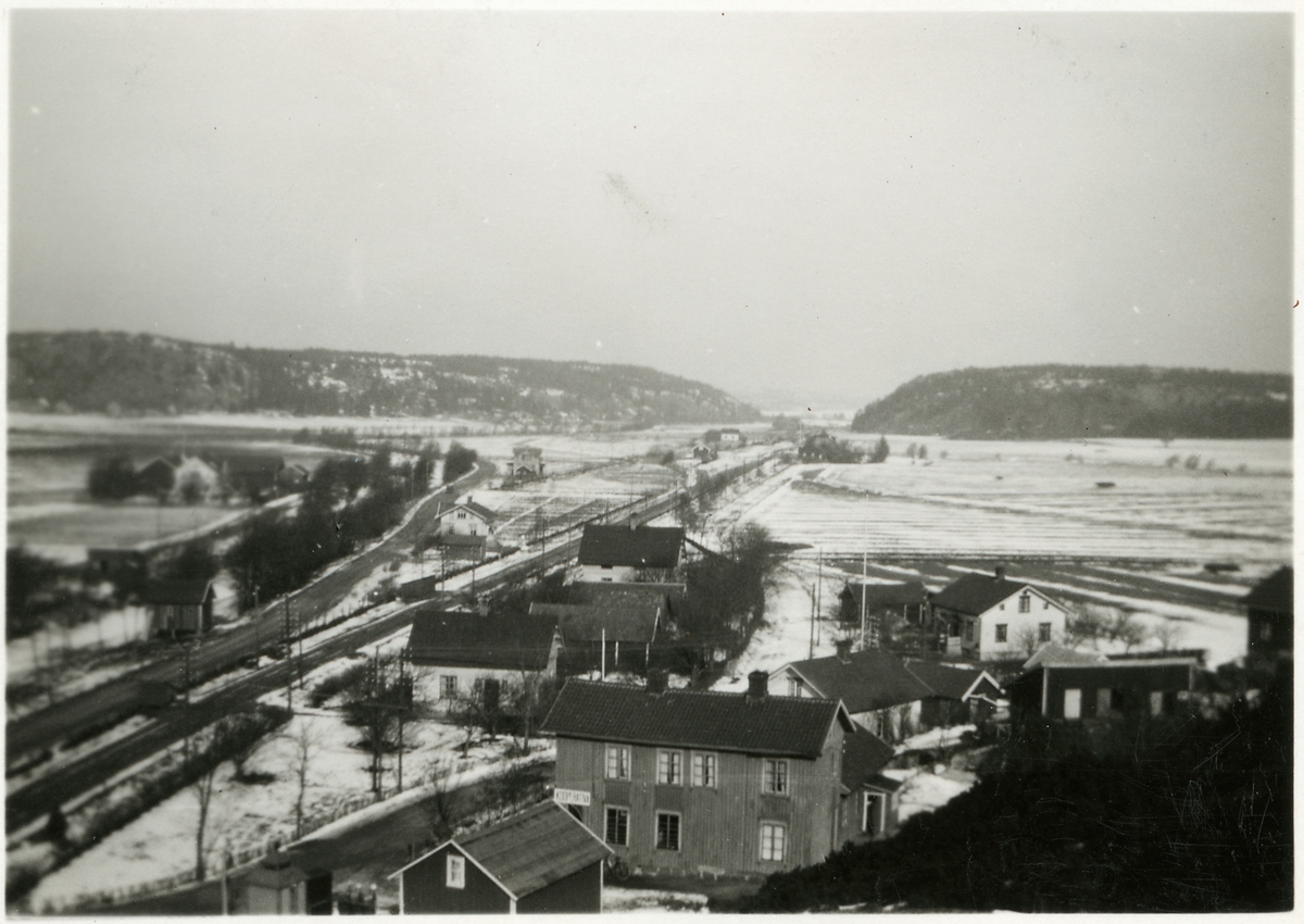 Utsikt över Skee järnvägsstation i snö.