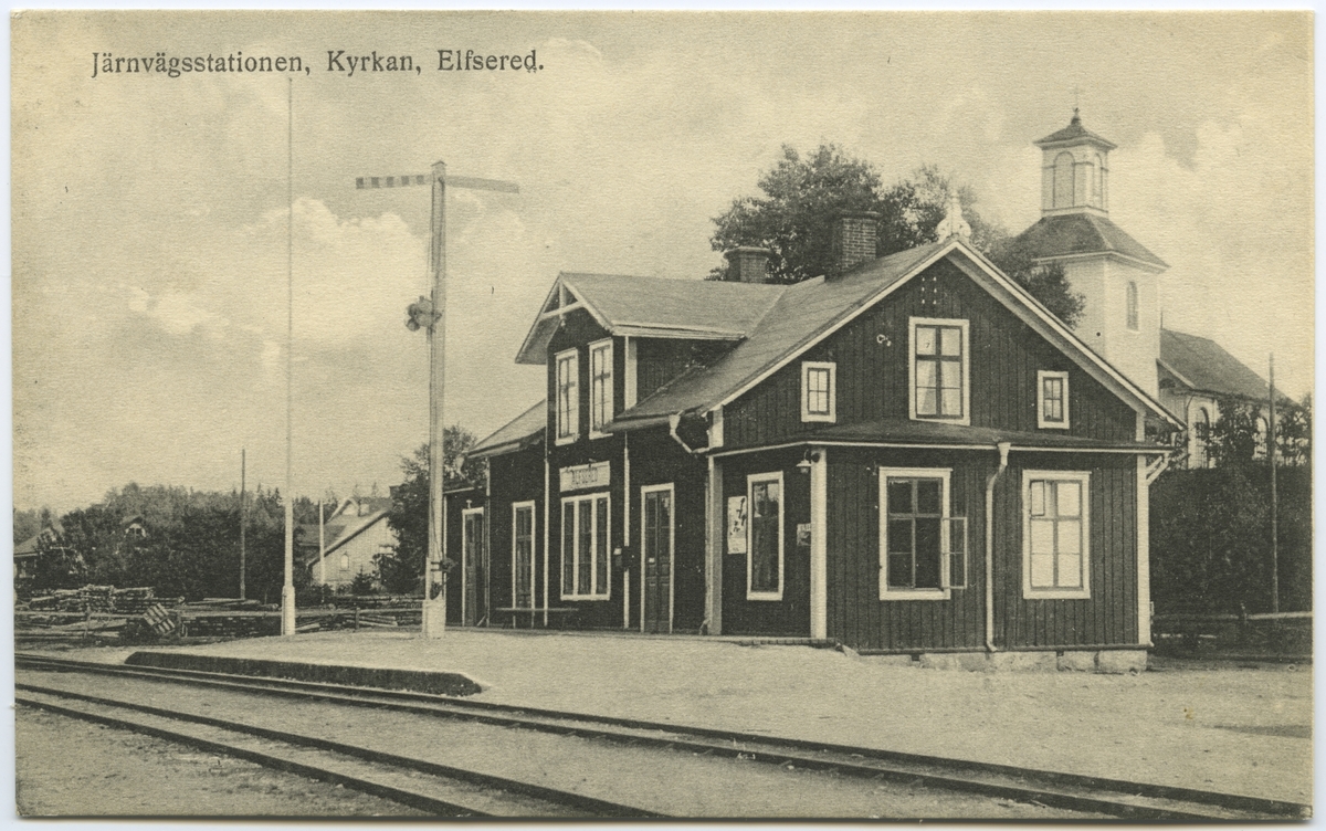 Älvsereds järnvägsstation och kyrka.