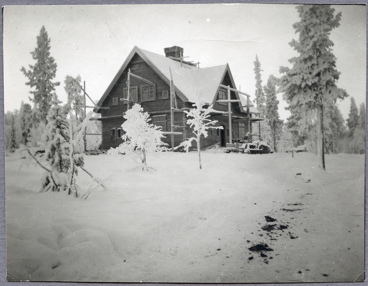 Vinterlandskap över boställningshus vid Porjus under byggnad vintern 1911-1912.