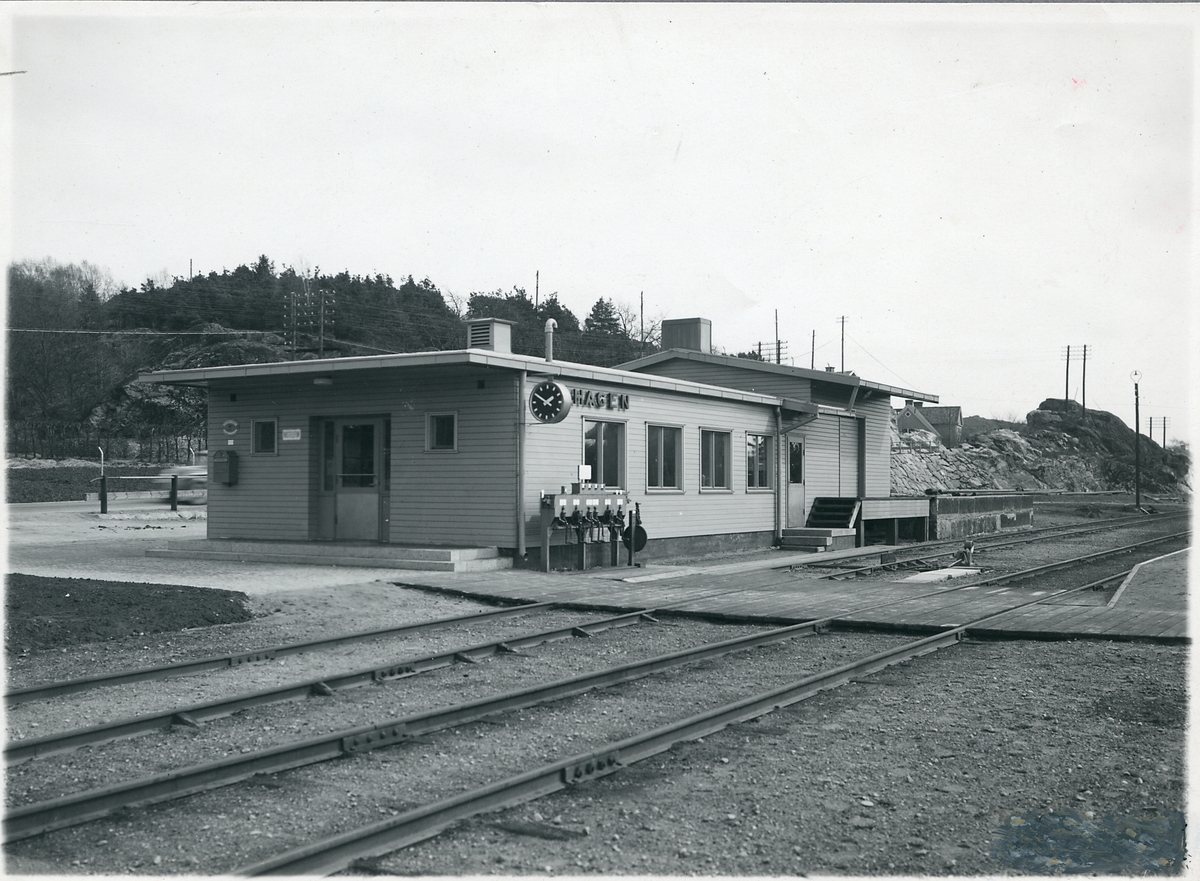 Lillhagen stationshus med godsmagasin. - Järnvägsmuseet / DigitaltMuseum