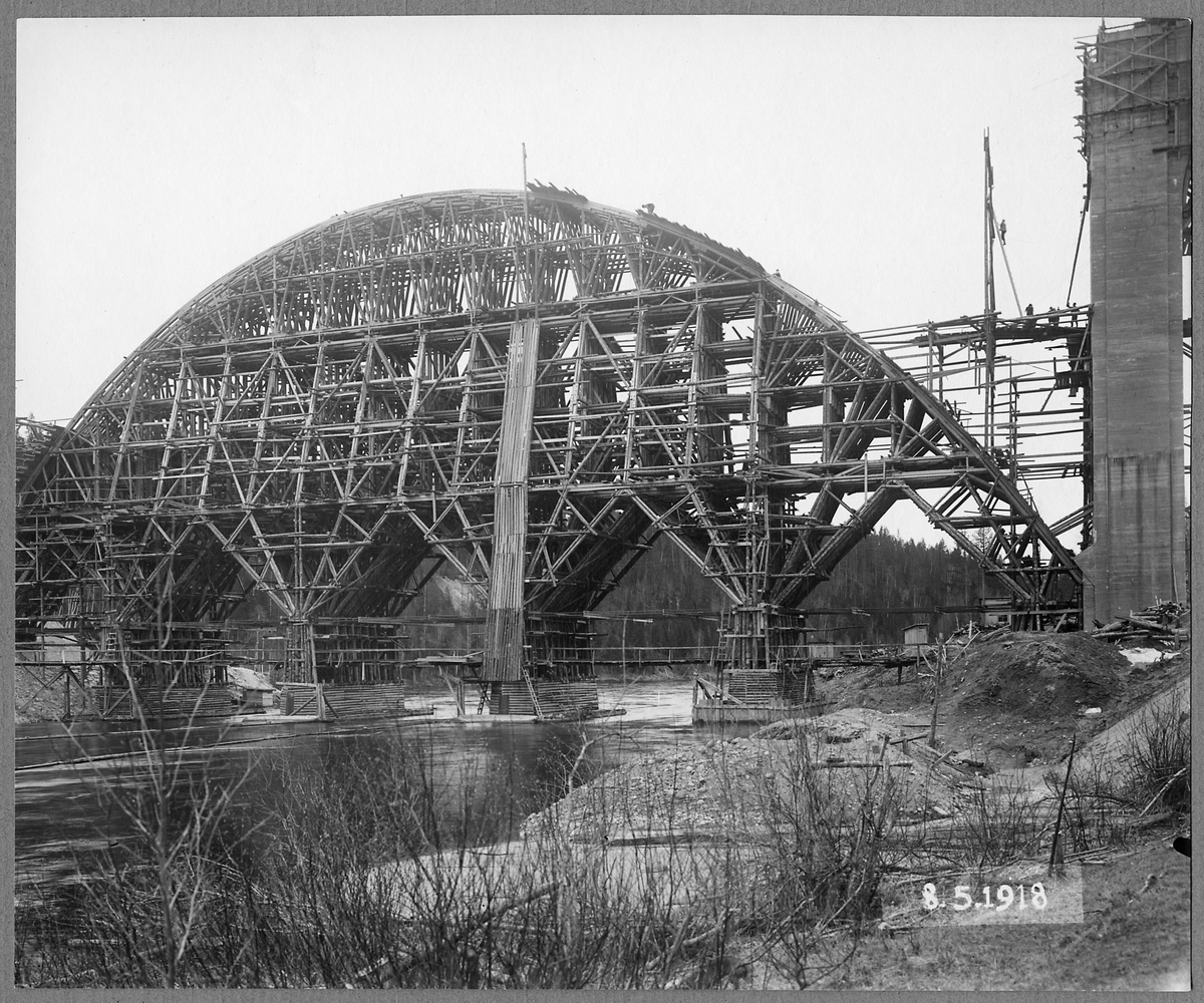 Brobygge av Öreälvsbron. - Järnvägsmuseet / DigitaltMuseum