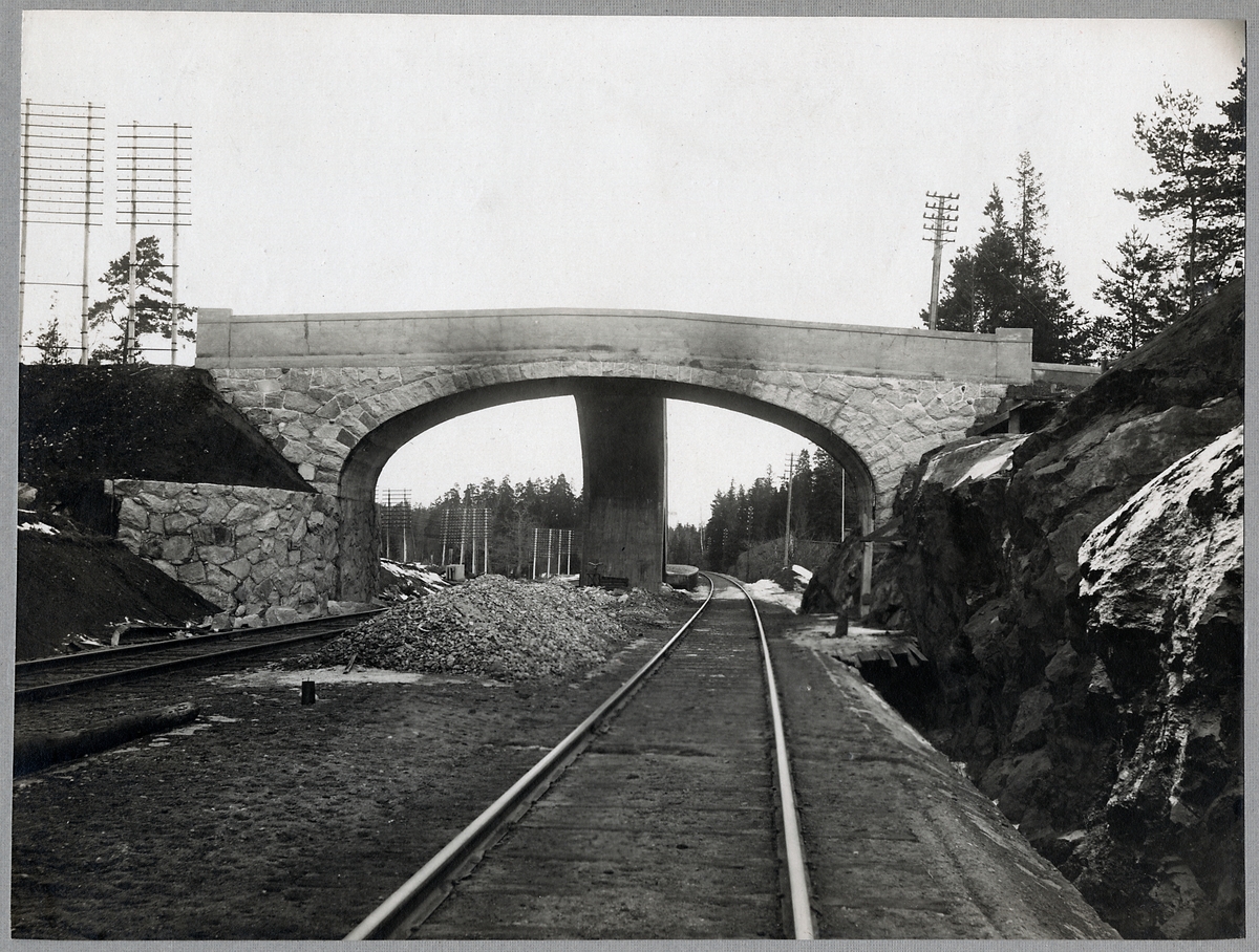 Vägbro över järnvägen vid Stuvsta, på sträckan mellan Älvsjö och Huddinge.